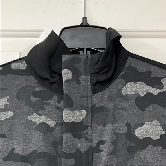 CAbi Women's Camouflage Jacket - Black and Gray Rarely Worn Excellent Condition - Picture 7 of 14